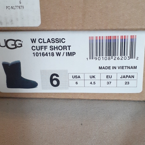 UGGS - Picture 6 of 6